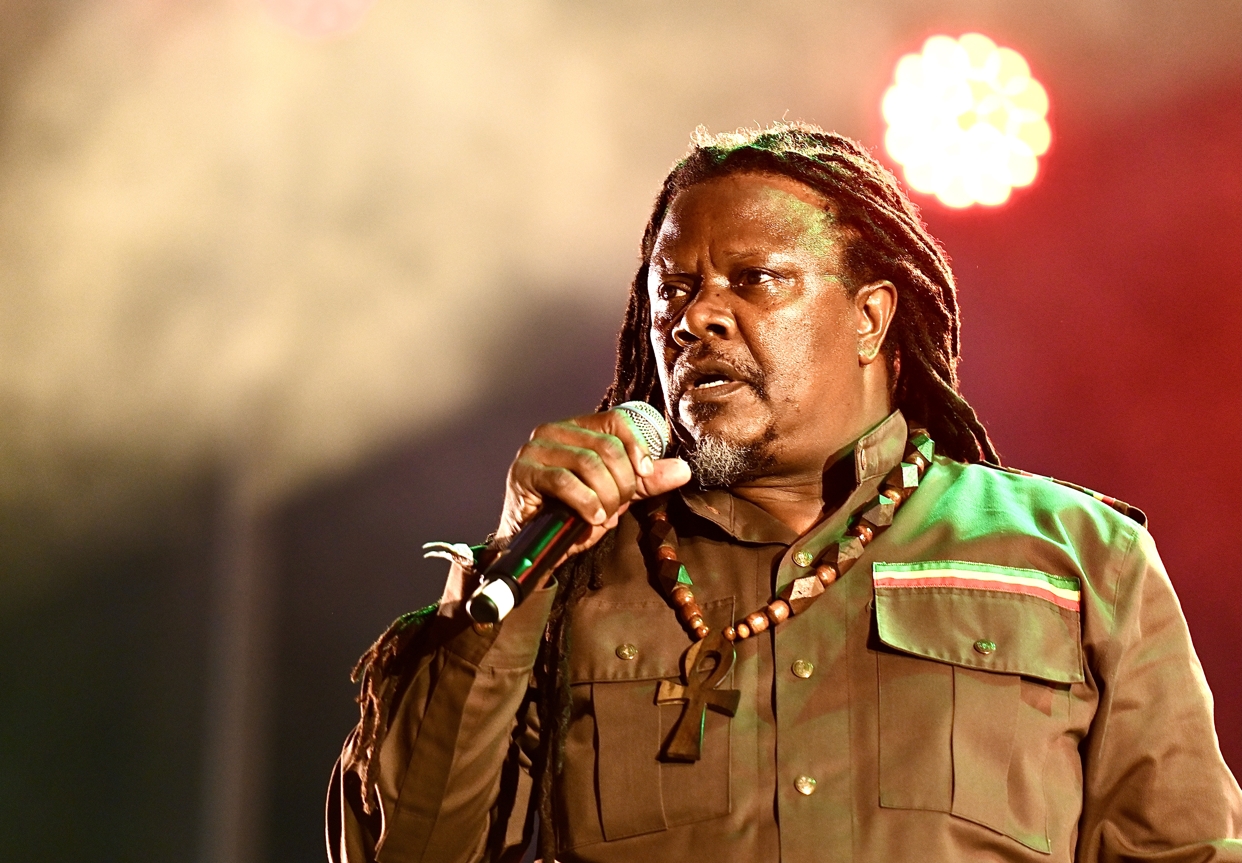 Artista de reggae actuando en directo para guía de reggae en Bilbao